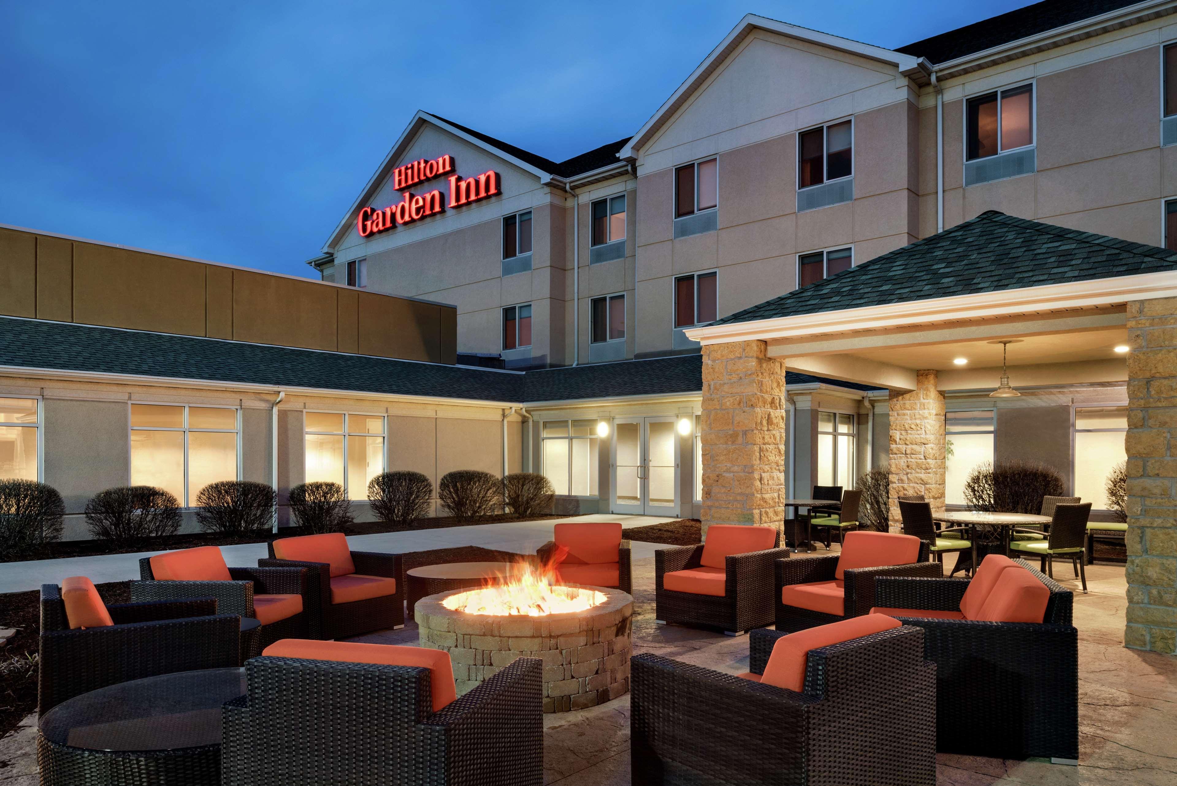 Hilton Garden Inn Dubuque Downtown Exterior foto